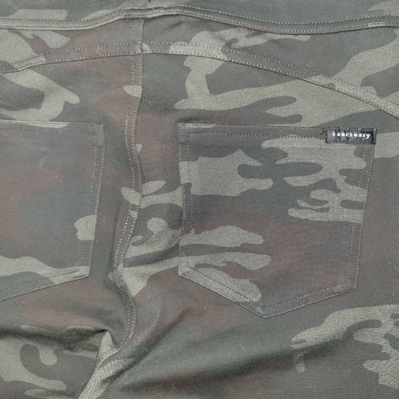 Sanctuary Anthropologie Camouflage Leggings.  Size Medium. Waist 28" Inseam 30" - Picture 12 of 12